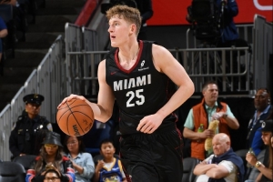 开云体育网址-可圈可点！20号秀亚库乔尼斯12中7砍全队最高24分 三分9中5