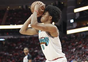 开云体育在线-不在状态！韦尔斯10投仅3中拿到13分3板出现3失误5犯规 三分7中2