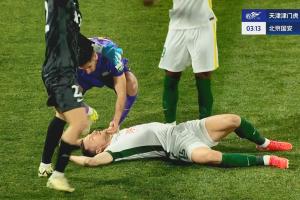 开云-第四分钟，斯帕吉奇倒地昏迷不起，救护车随后进场。