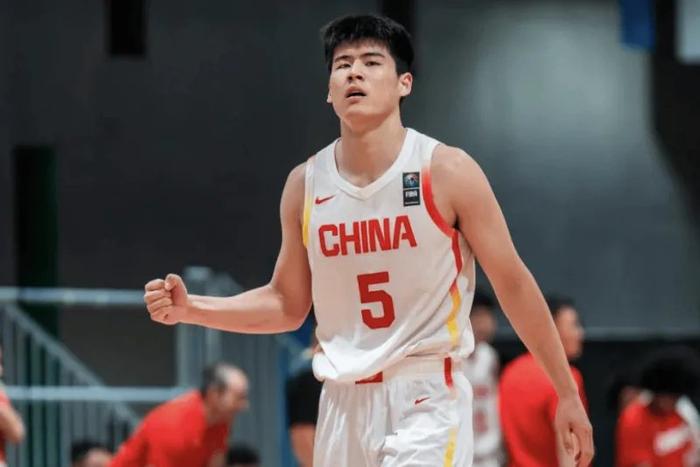 国青险胜喀麦隆！陈家政轰25分，朱正王洪泽关键，篮板曲绍斌辣眼