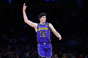 开云-越发成熟稳定！里夫斯三节13中7拿到22分6板6助 三分7中5